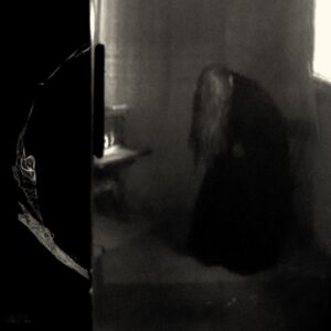 Cover des Albums Perverts von Ethel Cain: Eine düstere Szene in Schwarz-Weiß, mit einer schemenhaften Figur in gebeugter Haltung in einem kahlen Raum.