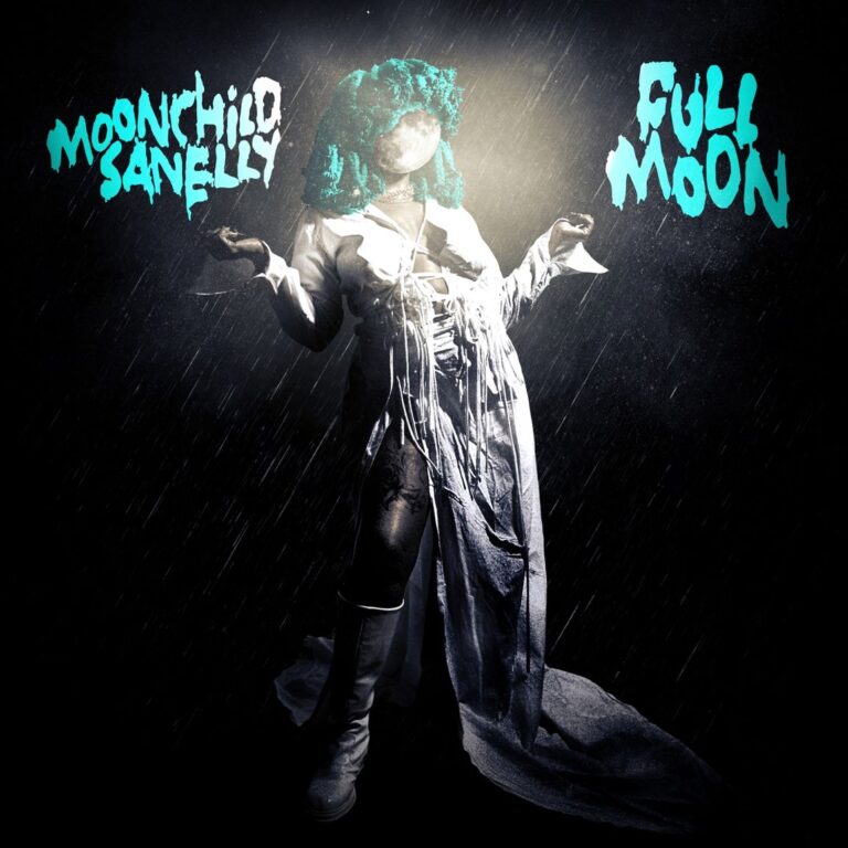 Albumcover von Full Moon von Moonchild Sanelly: Die Künstlerin posiert im dramatischen Licht mit einem Mondgesicht, umgeben von Regen und Dunkelheit.