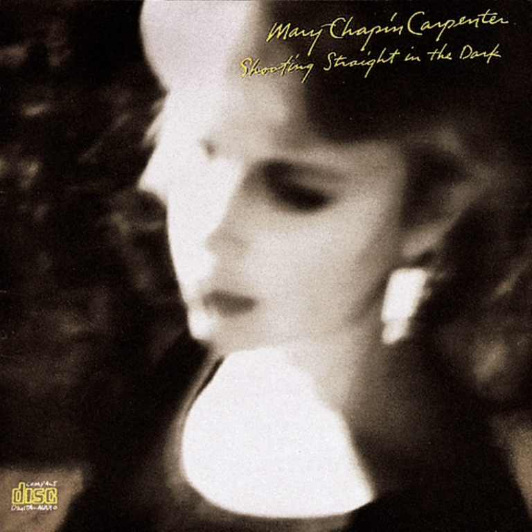 Albumcover von Mary Chapin Carpenter mit verschwommenem Bild und goldener Schrift.