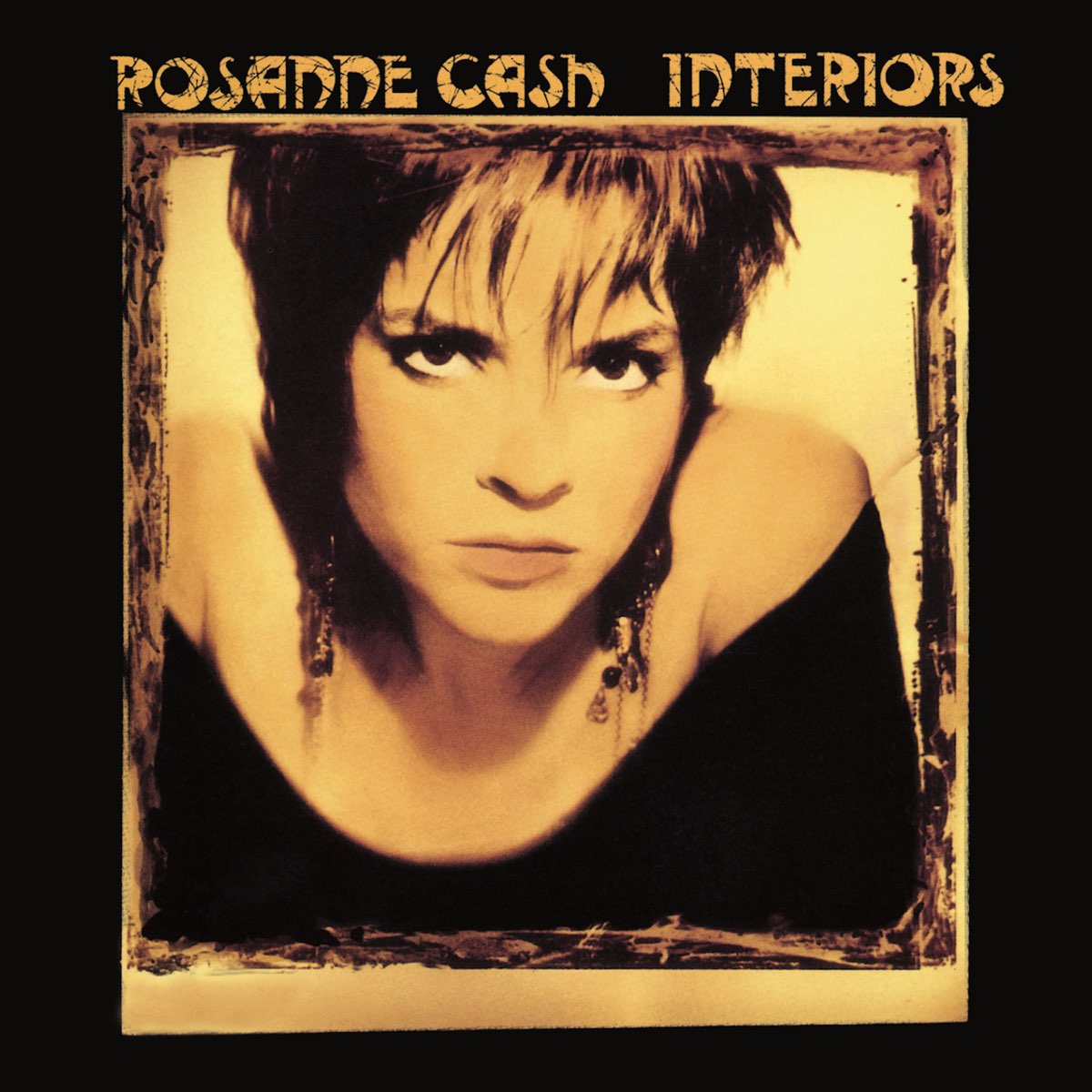 Albumcover von Rosanne Cashs Interiors mit einer ausdrucksstarken Porträtaufnahme der Künstlerin.