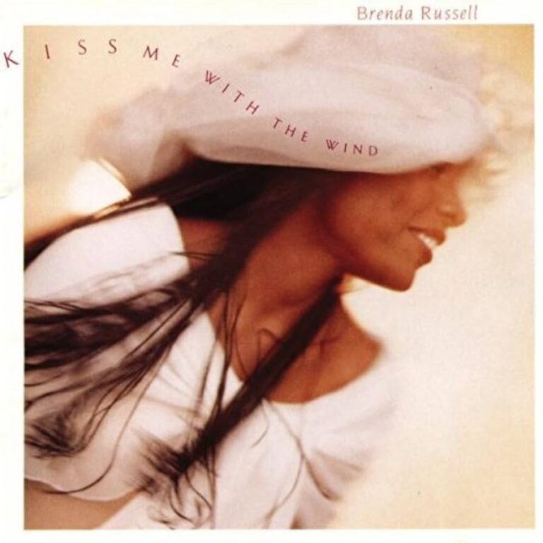 Albumcover von Kiss Me With the Wind mit Brenda Russell, die in sanfter Bewegung zu sehen ist.