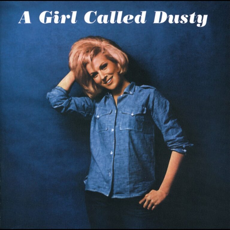 Frau in Jeanshemd vor blauem Hintergrund mit Schriftzug A Girl Called Dusty.