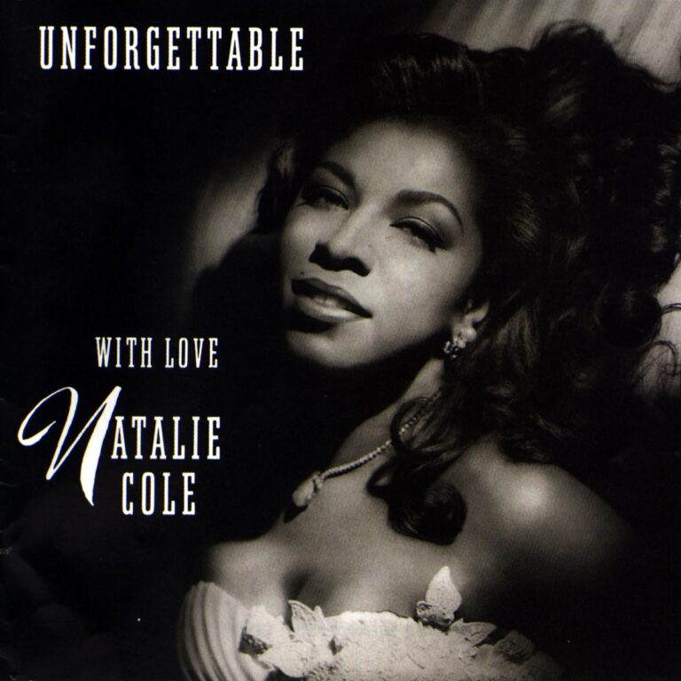 Schwarz-Weiß-Porträt von Natalie Cole mit Schriftzug Unforgettable with Love.