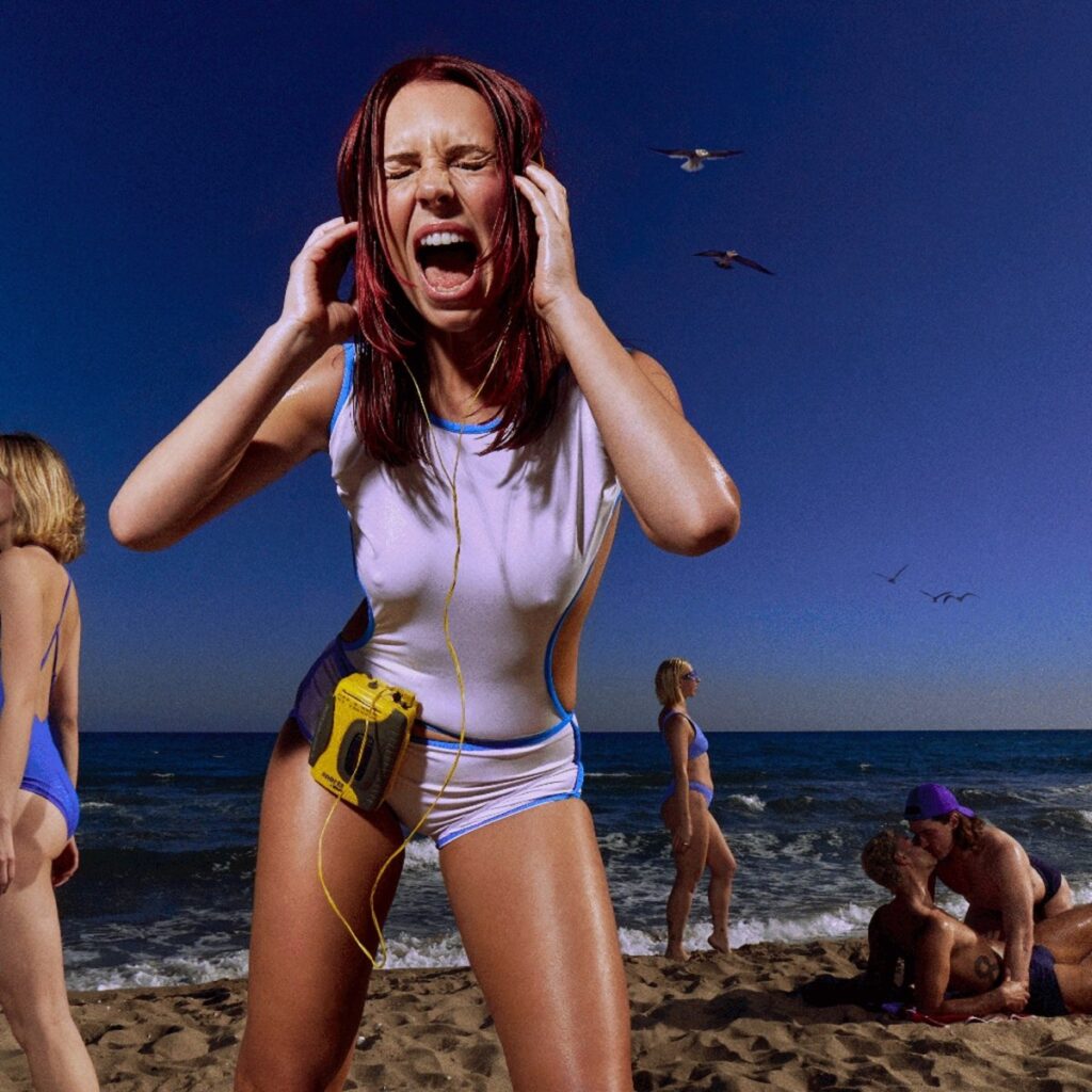 Das Cover zeigt Rose Gray am Strand in einem sportlichen Badeanzug mit gelbem Walkman, die Augen geschlossen, den Mund aufgerissen im ekstatischen Moment – eine kraftvolle, schrille Hommage an Clubkultur und Sommer-Eskapismus.