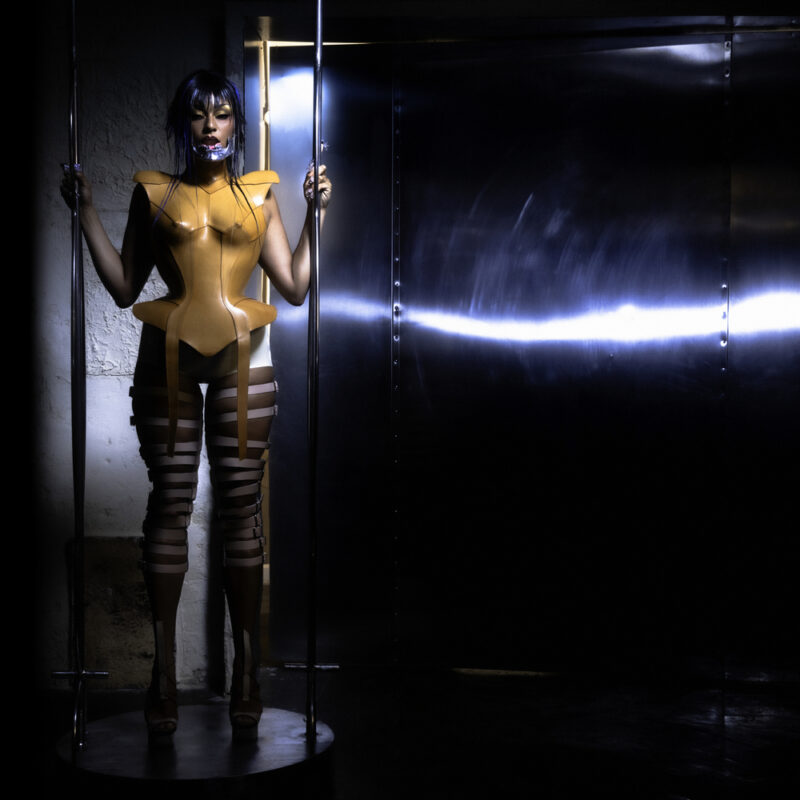 Celeste im futuristischen, goldfarbenen Outfit in dunkler, metallischer Umgebung – Artwork zur Single „Everyday“, veröffentlicht im Januar 2025.