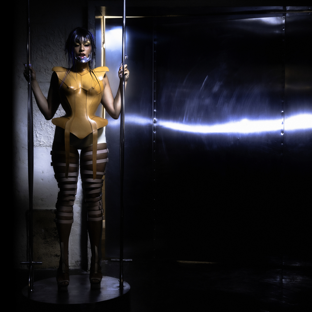 Celeste im futuristischen, goldfarbenen Outfit in dunkler, metallischer Umgebung – Artwork zur Single „Everyday“, veröffentlicht im Januar 2025.