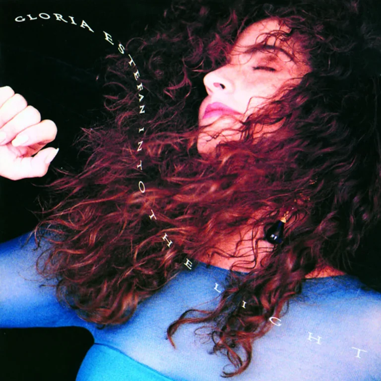 Cover des Albums Into the Light von Gloria Estefan mit ihrer Portraitaufnahme und lockigem Haar.