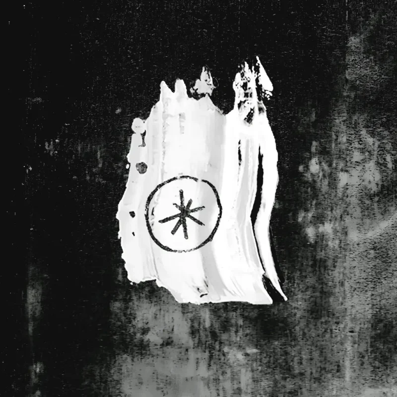 Schwarz-weißes Cover mit abstrakter Malerei auf rauem Hintergrund, mittig ein weißes Symbol mit stilisierter Sternform – Artwork zu „Glutton For Punishment“.