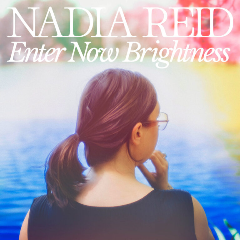 Rückansicht einer Frau mit Brille und Pferdeschwanz vor einem See; weiche, helle Farbverläufe mit Text: „Nadia Reid – Enter Now Brightness“.