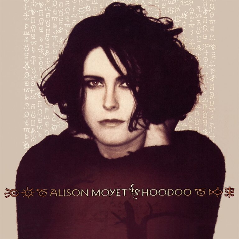 Porträt von Alison Moyet mit dunklem Hintergrund und mystischen Symbolen.