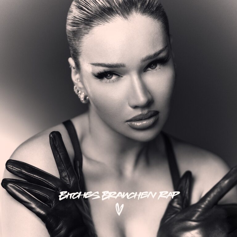 Shirin David blickt selbstbewusst in die Kamera, mit schwarzen Lederhandschuhen, streng zurückgekämmten Haaren und einem klaren Statement im Blick.