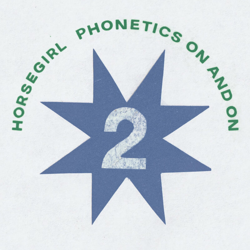 Grafisches Albumcover mit blauer Sternform und der Zahl „2“ in der Mitte; darüber der grüne Schriftzug „Horsegirl Phonetics On and On“.