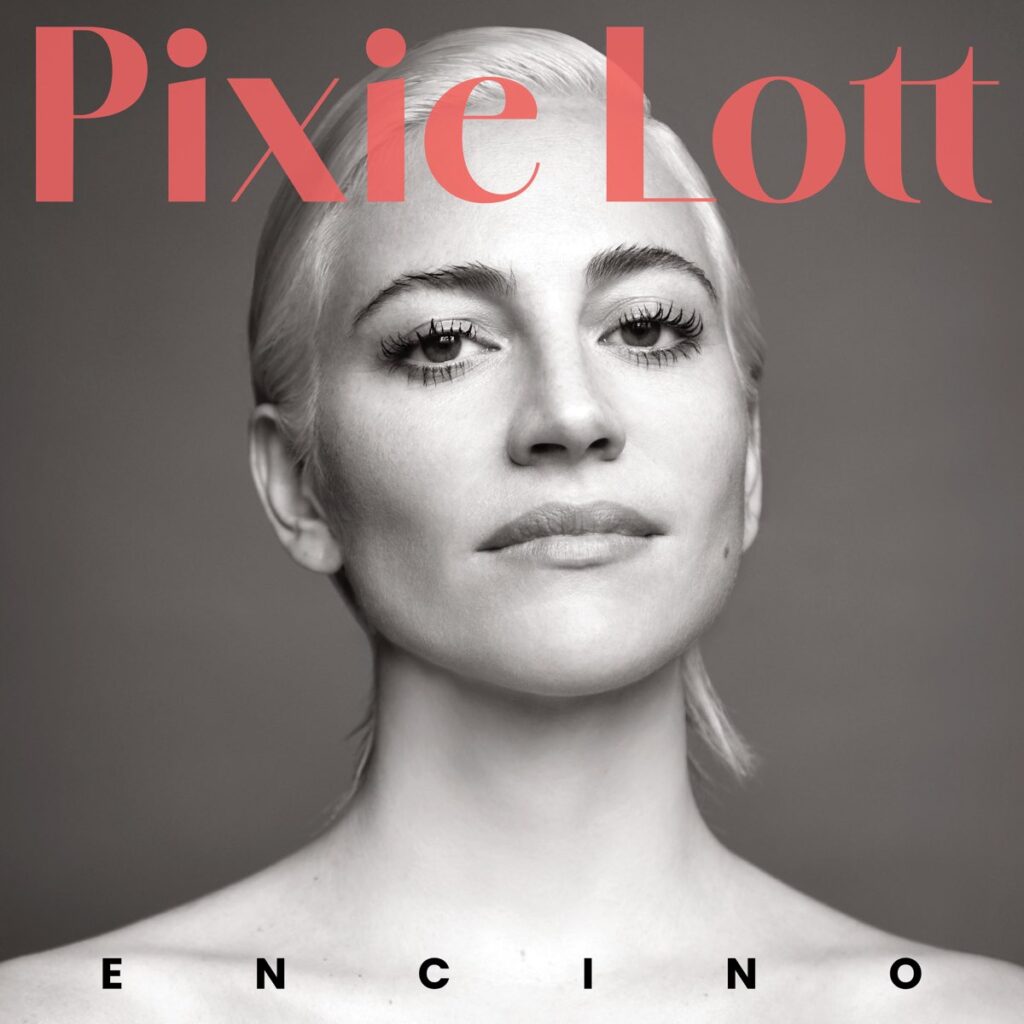 Schwarzweiß-Porträt von Pixie Lott mit strengem Blick, nackt von den Schultern aufwärts, minimalistisches Artwork zum Album "Encino".