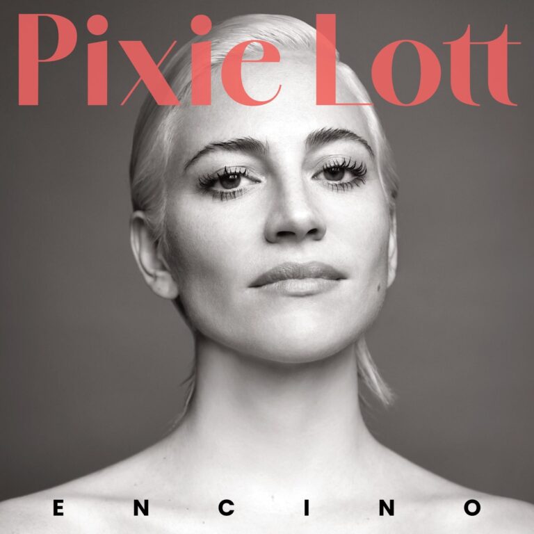 Schwarzweiß-Porträt von Pixie Lott mit strengem Blick, nackt von den Schultern aufwärts, minimalistisches Artwork zum Album "Encino".