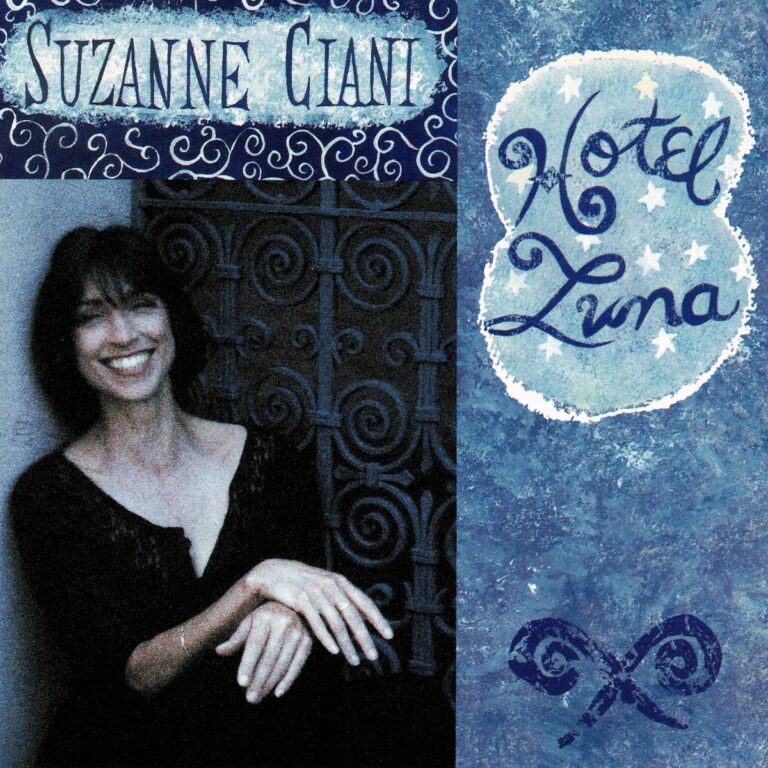 Frau sitzt lächelnd vor verziertem Metallgitter, daneben Albumtitel in blauer Schrift.