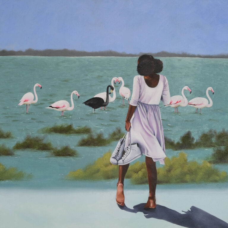 Eine Frau in einem Sommerkleid trägt ihre Schuhe in der Hand und geht auf eine Gruppe Flamingos zu – ein schwarzer Schwan sticht heraus, Symbol für Anderssein und Selbstfindung.