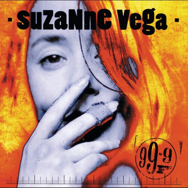 Nahaufnahme eines Gesichts mit orangefarbenem Hintergrund und Text Suzanne Vega 99.9F°.