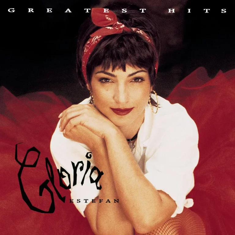 Frau mit rotem Kopftuch und weißem Hemd auf rotem Hintergrund, Schriftzug Gloria Estefan.