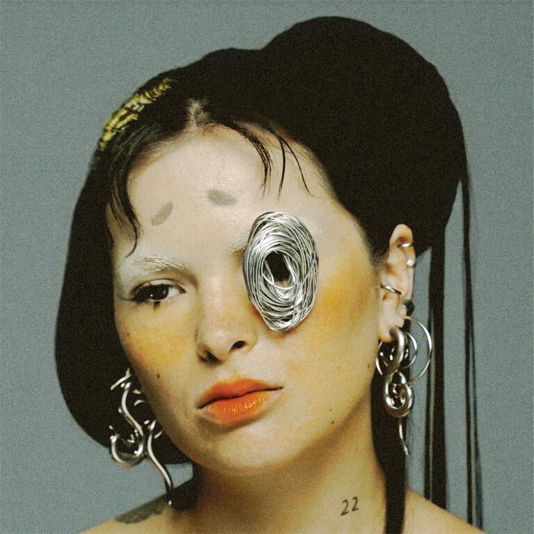 Porträt von Saya Gray mit futuristischem Gesichtsschmuck aus Draht über einem Auge – ausdrucksstarkes, surreal verfremdetes Artwork zum Album „SAYA“.