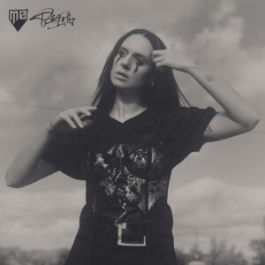 Das Cover zeigt MØ in einem kontrastreichen Schwarz-Weiß-Porträt mit verlaufendem Make-up unter den Augen – ein Bild voller Dramatik, Verletzlichkeit und künstlerischem Stilbewusstsein.