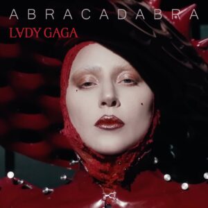 Lady Gaga mit bleich geschminktem Gesicht, roten Lippen und Latex-Outfit – mystisches Cover zur Single „Abracadabra“.