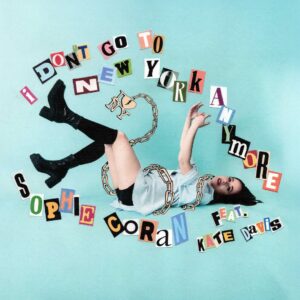 Frau liegt auf türkisfarbenem Hintergrund, von Buchstaben-Collage und Ketten umgeben; Schriftzug: „I Don’t Go to New York Anymore – Sophie Coran feat. Kate Davis“.