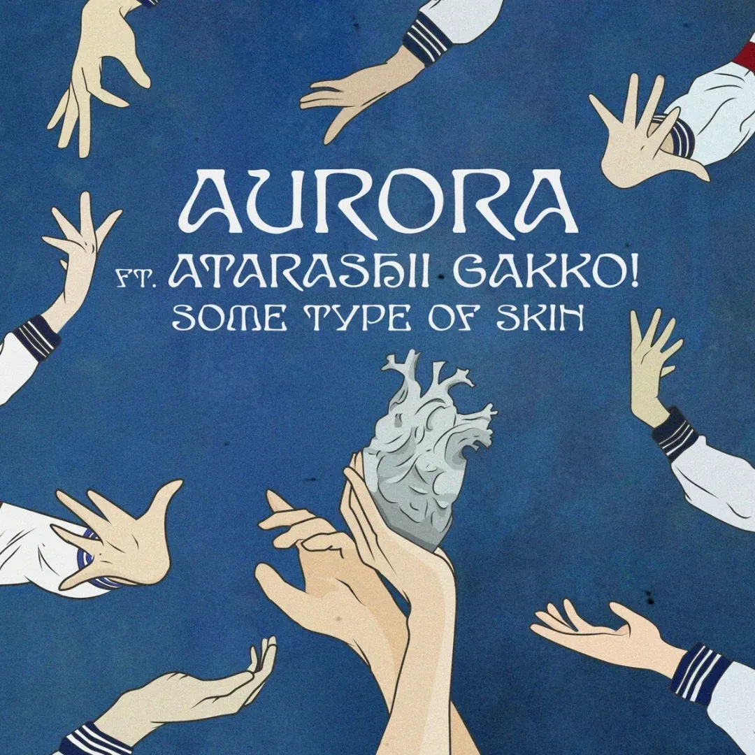 Illustration mehrerer ausgestreckter Hände auf blauem Hintergrund, die nach einem anatomischen Herz greifen; Text: „AURORA feat. Atarashii Gakko! – Some Type of Skin“.