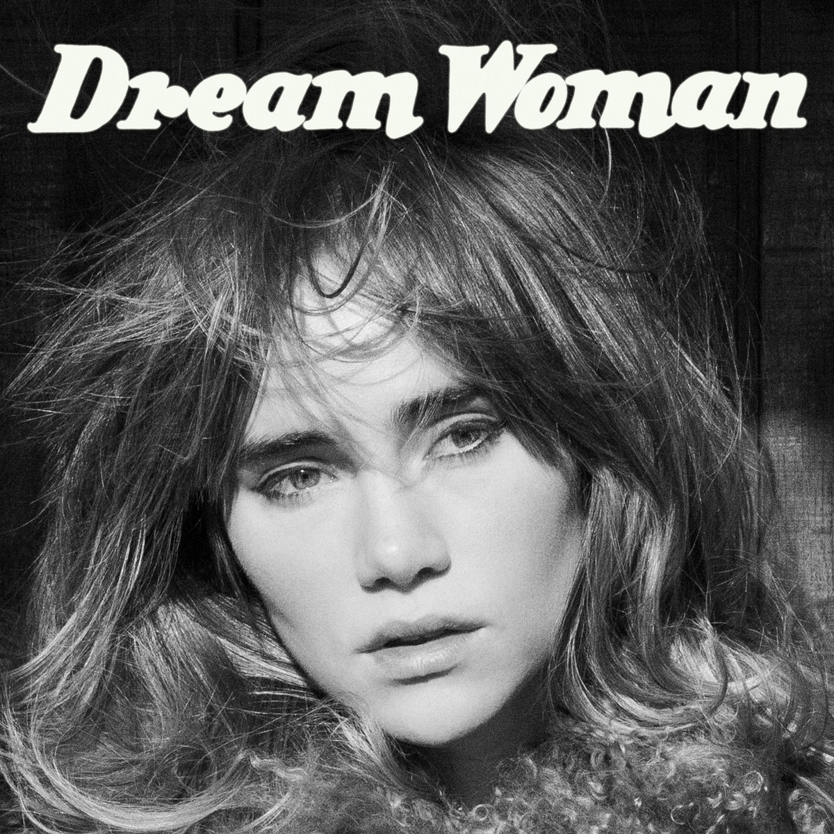 Schwarz-weißes Porträt von Suki Waterhouse mit zerzaustem Haar und direktem Blick – stilisiert, verletzlich und träumerisch. Der Titel „Dream Woman“ steht in Retro-Schrift über ihrem Kopf.