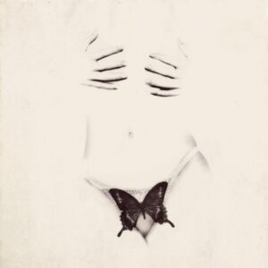 Schwarz-weiße Zeichnung eines nackten Torsos mit einer dunklen Schmetterlingsillustration im unteren Bereich – ein minimalistisches Symbol für Transformation und Verletzlichkeit.