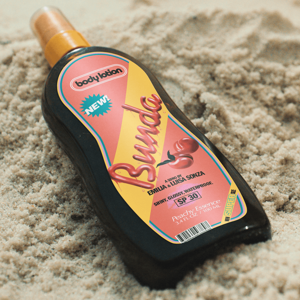 Das Cover zur Single „bunda 🍑“ zeigt ein Sonnenöl-Fläschchen im Sand – ein augenzwinkerndes visuelles Spiel mit dem Songtitel und ein Vorgeschmack auf Sommer, Körperbewusstsein und gute Vibes.