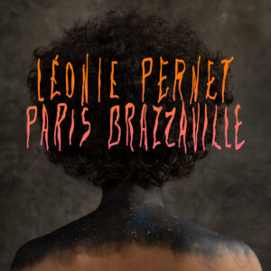 Rückenansicht einer Person mit Afro vor neutralem Hintergrund, bemalt mit sternenähnlichen Mustern; darüber der Schriftzug „Léonie Pernet – Paris Brazzaville“.