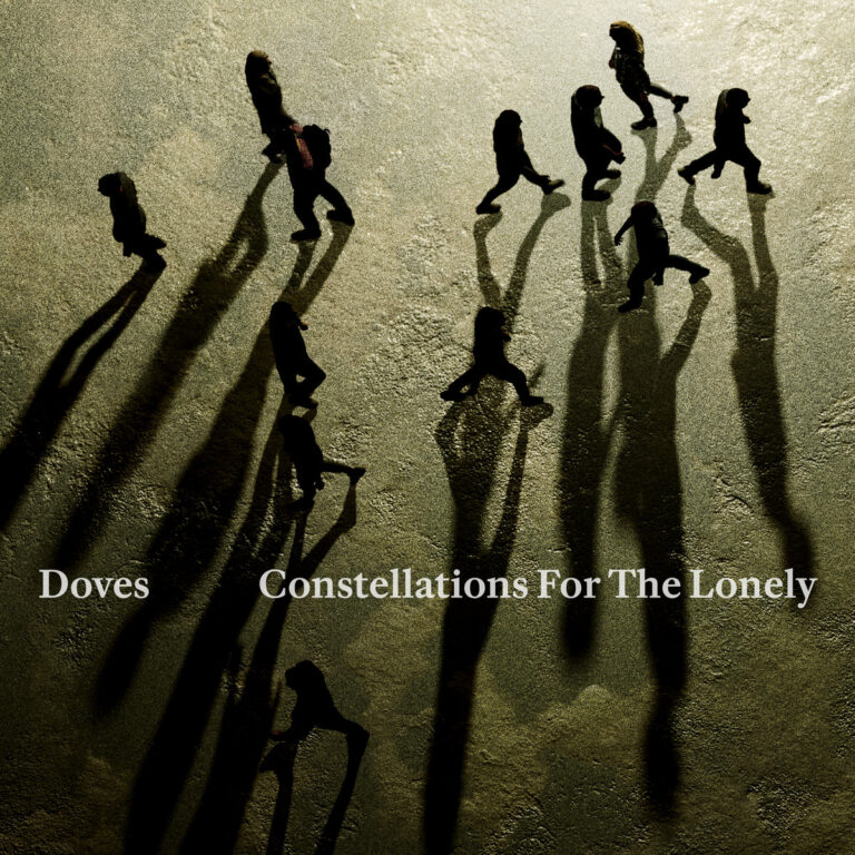 Luftaufnahme von Menschen mit langen Schatten auf rauem Boden, der Titel „Constellations for the Lonely“ wirkt wie in Stein gemeißelt – Artwork des Doves-Albums.