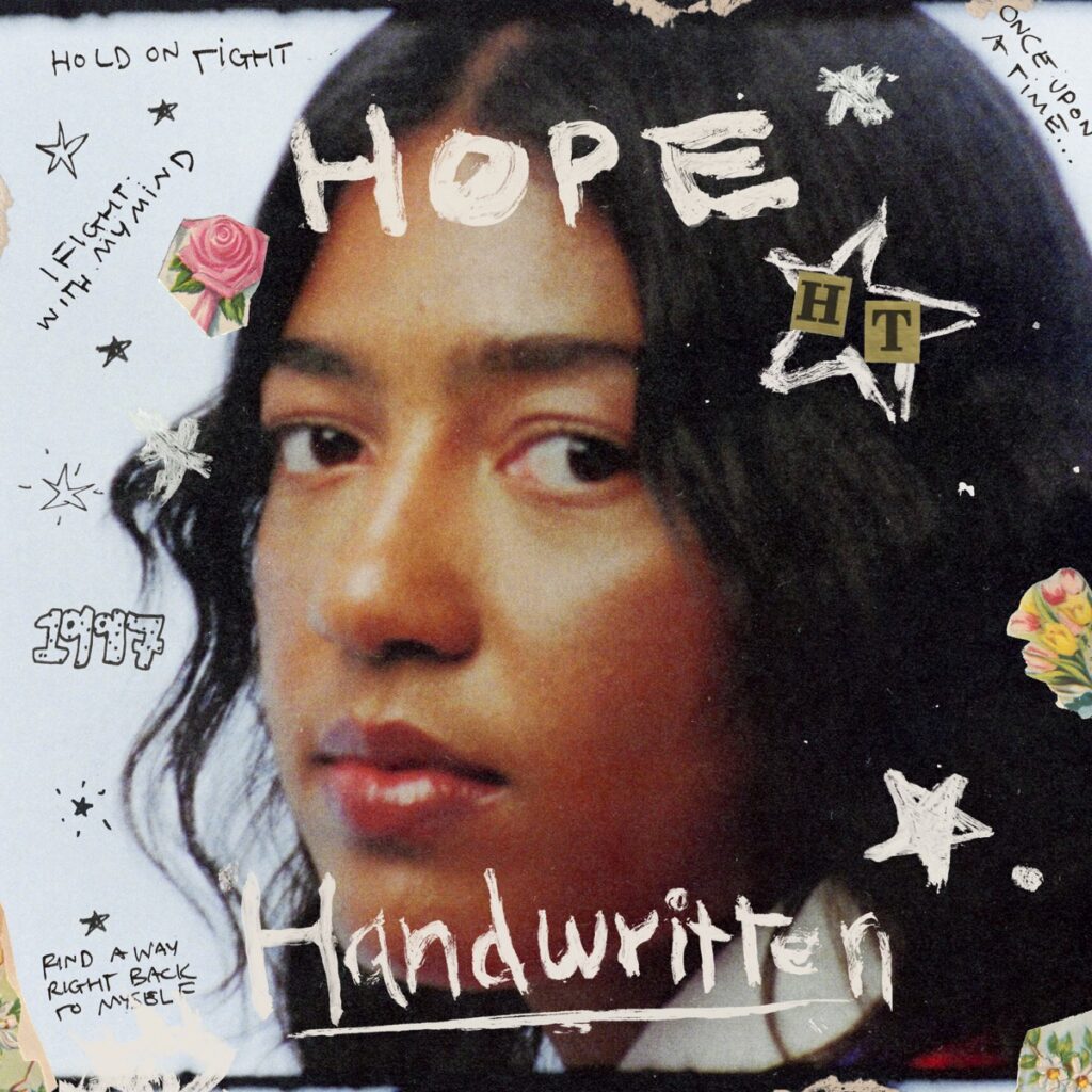 Das Cover von Hope Handwritten zeigt ein Nahporträt von Hope Tala, umrahmt von handgezeichneten Symbolen, Sternen, Blumen und Textfragmenten – eine persönliche, tagebuchartige Ästhetik, die perfekt zum intimen Charakter des Albums passt.