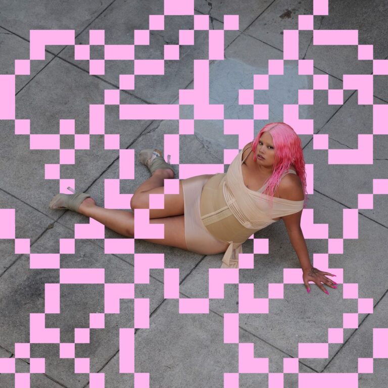 Albumcover mit einer Frau mit pinken Haaren und beiger Kleidung, die auf grauen Bodenplatten liegt; darüber ein Muster aus pinken, verpixelten Quadraten.