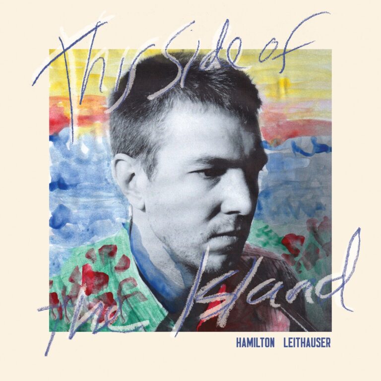 Das Cover von This Side of the Island zeigt ein nachdenkliches Schwarzweißporträt von Hamilton Leithauser, eingebettet in ein bunt gemaltes Aquarell – ein Zusammenspiel aus introspektiver Tiefe und farbenfroher Emotionalität, das den Klang des Albums visuell widerspiegelt.