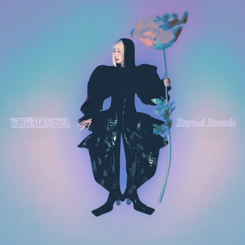 Albumcover von „Eternal Reverie“: TOKiMONSTA in futuristischem, schwarzem Outfit mit übergroßen Ärmeln, hält eine leuchtende Blume vor pastellfarbenem Hintergrund.​