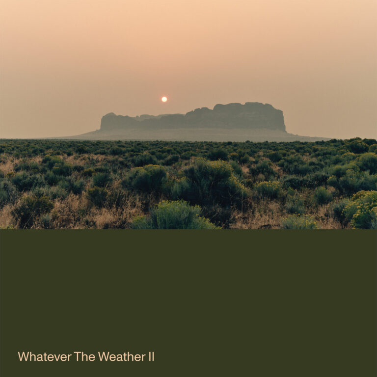 Albumcover „Whatever The Weather II“ mit Fotografie einer weiten Landschaft aus Büschen und Gräsern, im Hintergrund ein Felsmassiv bei Sonnenuntergang im Dunst.