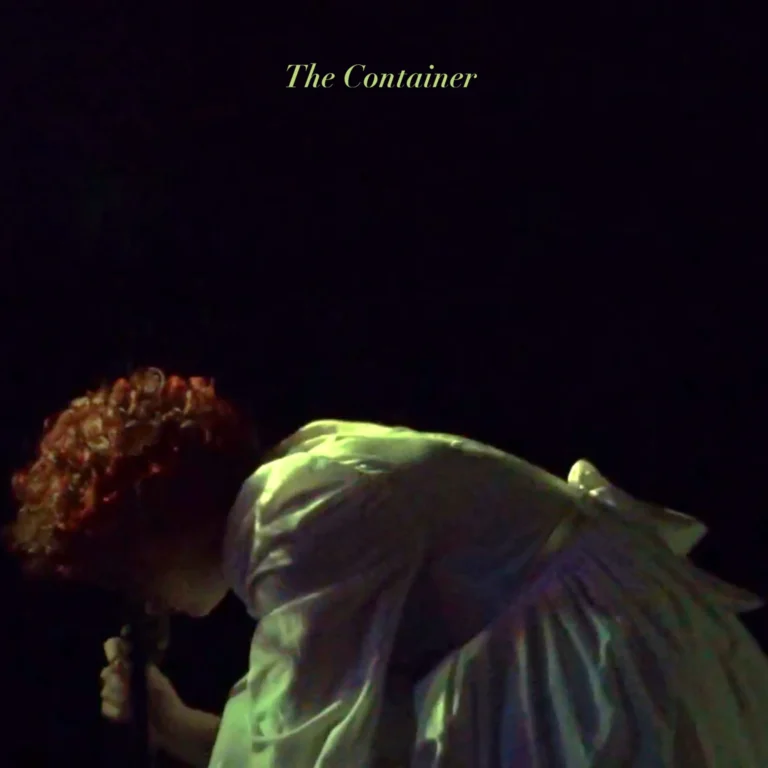 Cover des Mini-Albums „The Container“ von Phoebe Green mit introspektiver, leicht surrealer Bildsprache im Alt-Pop-Stil.