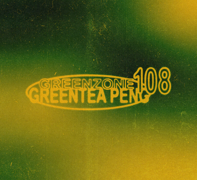 Grün-gelb schimmerndes Cover des Albums „GREENZONE 108“ von Greentea Peng mit psychedelischem Textlogo auf strukturierter Fläche.