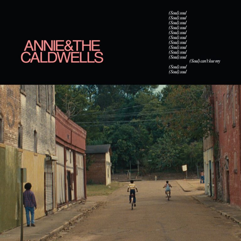 Albumcover von Annie & The Caldwells: Oben schwarzer Hintergrund mit rosa Schrift, unten ein Straßenszene-Foto mit Kindern auf Fahrrädern zwischen alten Häusern.