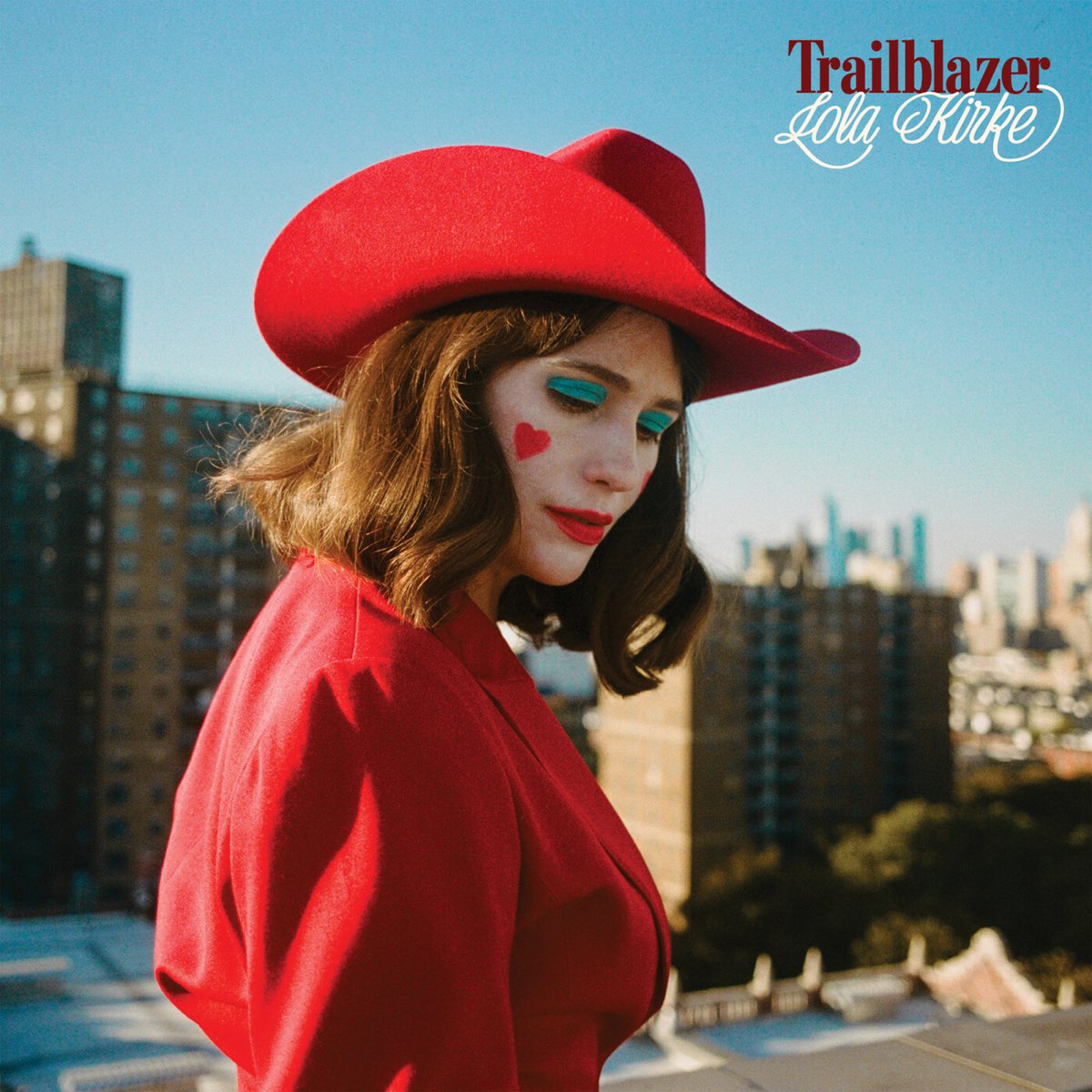 Cover des Albums „Trailblazer“ von Lola Kirke – eine kraftvolle Reise durch modernen Country, persönliche Erinnerungen und das Streben nach Freiheit.