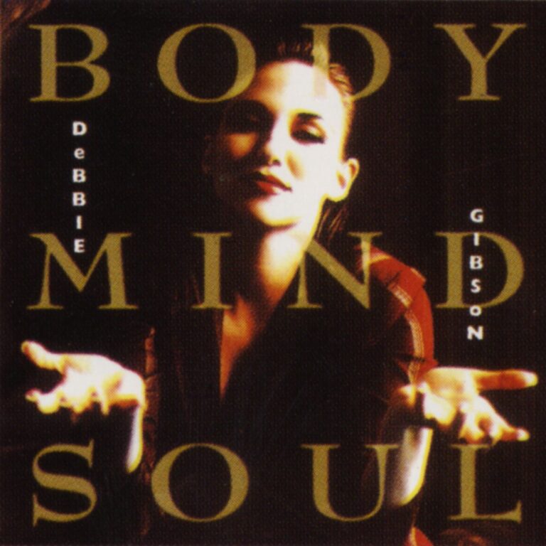Debbie Gibson mit ausgebreiteten Händen vor dunklem Hintergrund, Albumtitel Body Mind Soul.