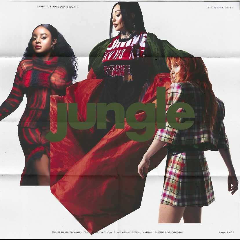 Das Cover der Single Jungle zeigt die Sugababes in stilisierten Posen vor weißem Hintergrund – kraftvoll inszeniert, mit Mode-Elementen in Rot, Tartan und Schwarz, überlagert vom grünen Titel-Schriftzug „jungle“.