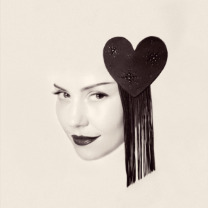 Cover der Single „Cupid’s Girl“ von MARINA, zeigt die Sängerin in verträumter, stilisierter Darstellung mit romantischer Symbolik.