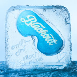 Single-Cover von „blackout 🧊“: Eine blaue Schlafmaske mit dem Schriftzug „Blackout“ eingefroren in einem Eisblock, signiert von Emilia, TINI und Nicki Nicole.​