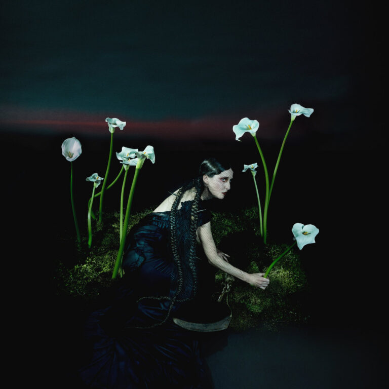 Penelope Trappes – Albumcover „A Requiem“: eindringliche Klanglandschaften zwischen Spiritualität, Verlust und musikalischer Eigenständigkeit.