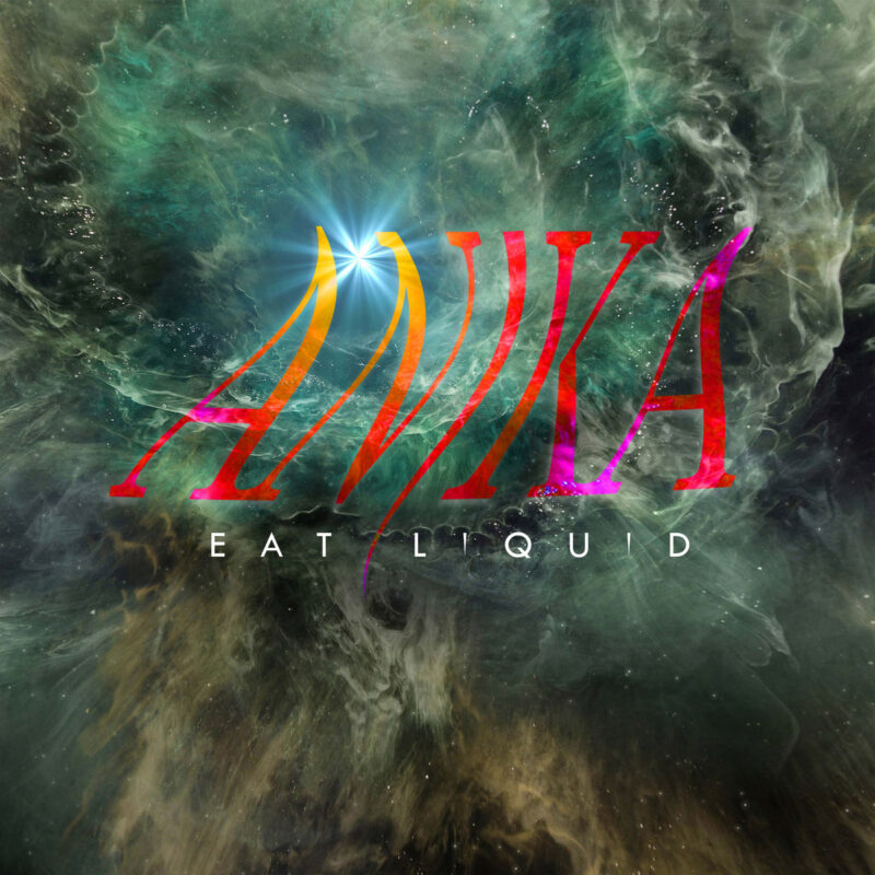 Psychedelisches Albumcover von Anika – Eat Liquid – mit farbigen Schriftzügen vor nebelartigem Weltraumhintergrund, inspiriert vom Berliner Planetarium.