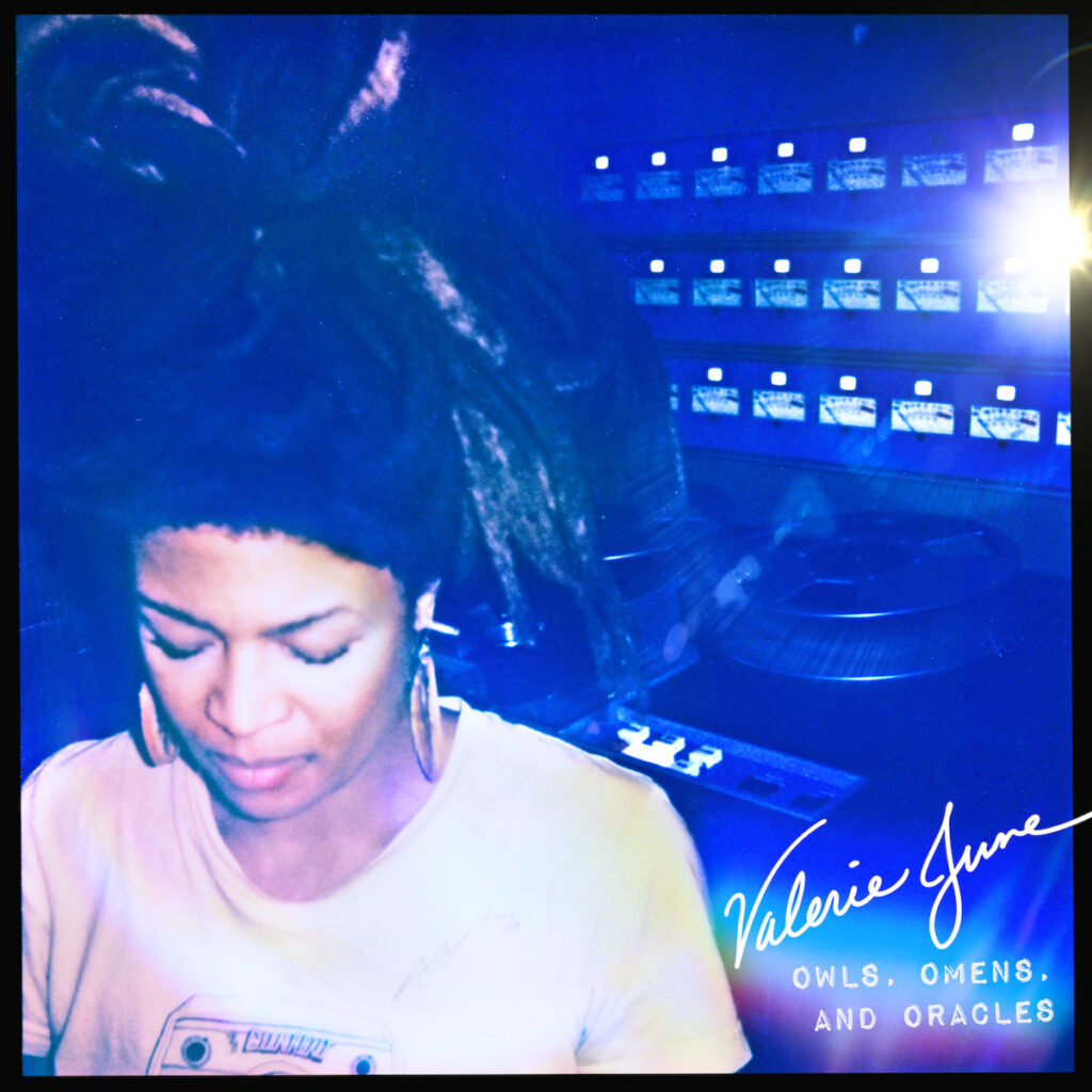 Valerie June – Albumcover „Owls, Omens, and Oracles“: Spirituelle Fusion aus Folk, Soul, Blues und positiver Transformation.