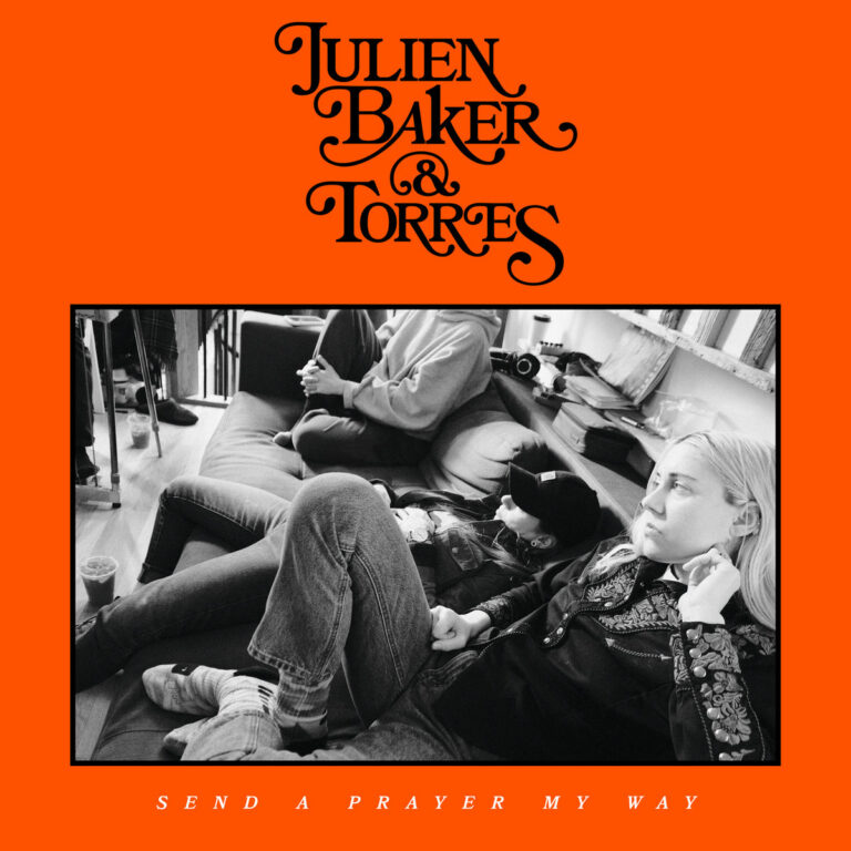 Albumcover von Julien Baker & Torres „Send A Prayer My Way“: Schwarzes Weißfoto der Künstlerinnen entspannt auf einem Sofa, umrahmt von kräftigem Orange mit verschnörkelter Schrift.