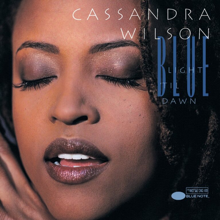Nahaufnahme von Cassandra Wilson mit geschlossenen Augen auf dem Albumcover.